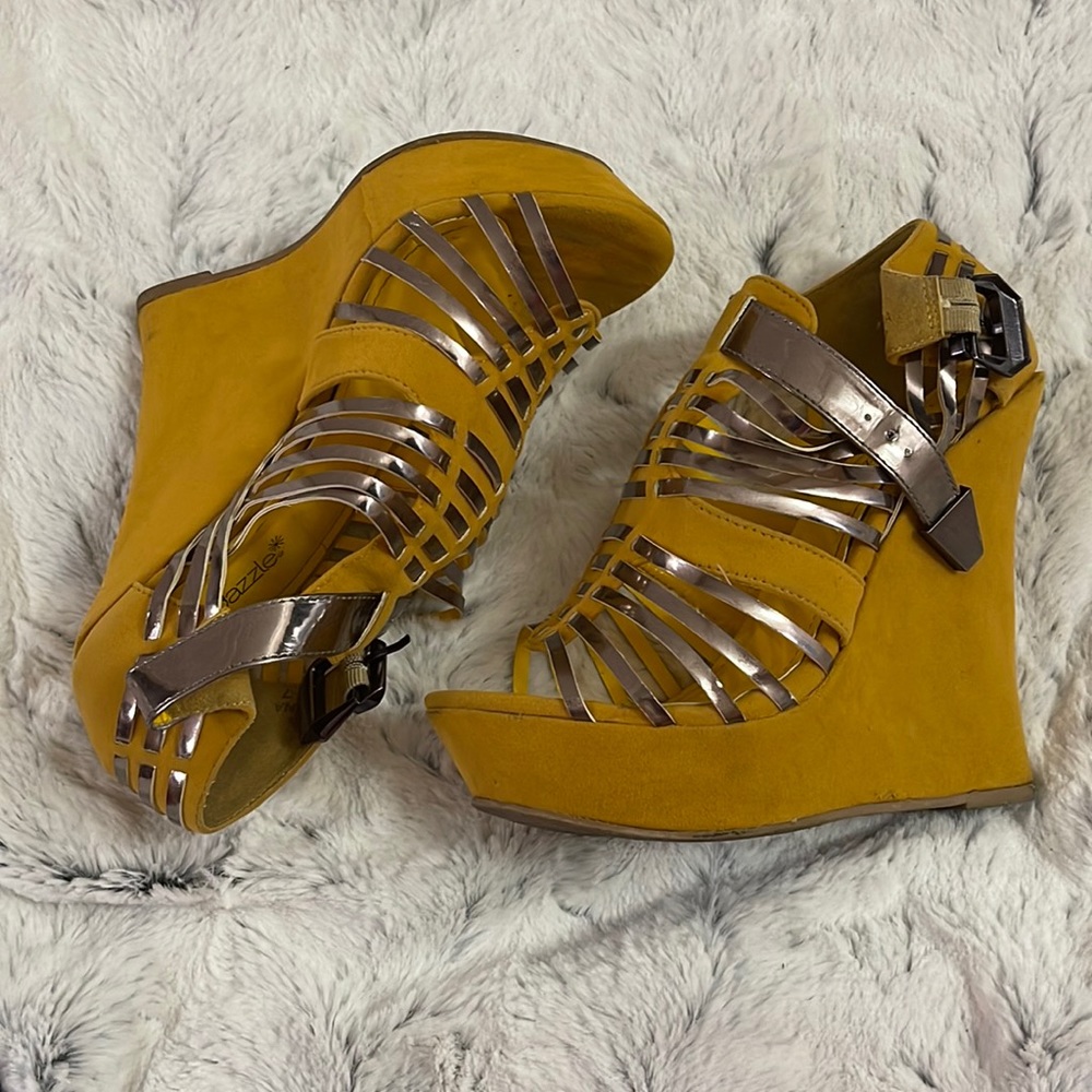 Pre owned shoe dazzle size 7 US